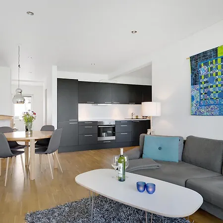 Nyaraló Bright And Inviting By In First Row With Full Views Of Bay *