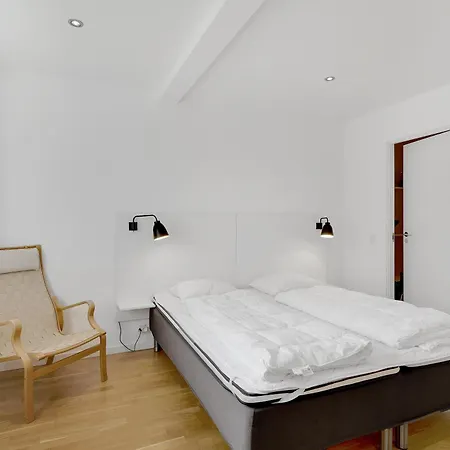 Nyaraló Bright And Inviting By In First Row With Full Views Of Bay
