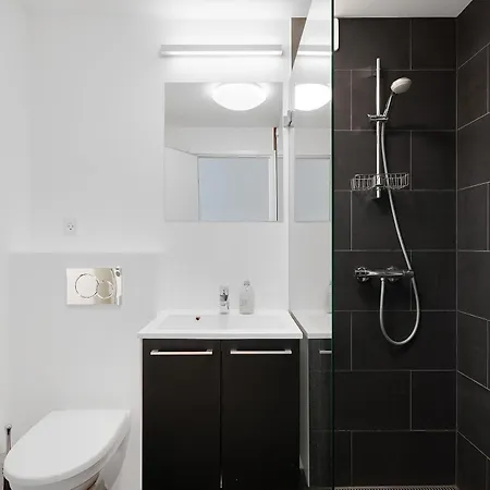 Bright And Inviting By In First Row With Full Views Of Bay Nyaraló