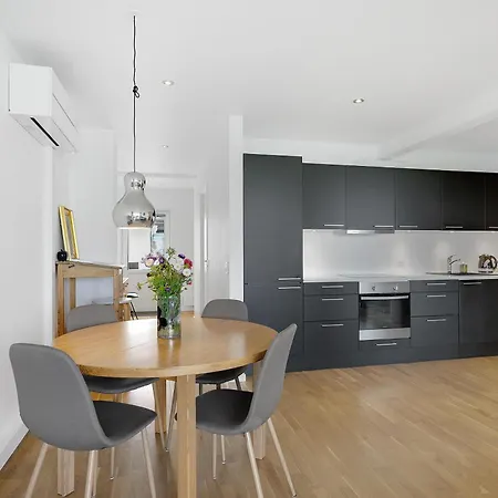 Bright And Inviting By In First Row With Full Views Of Bay Nyaraló *